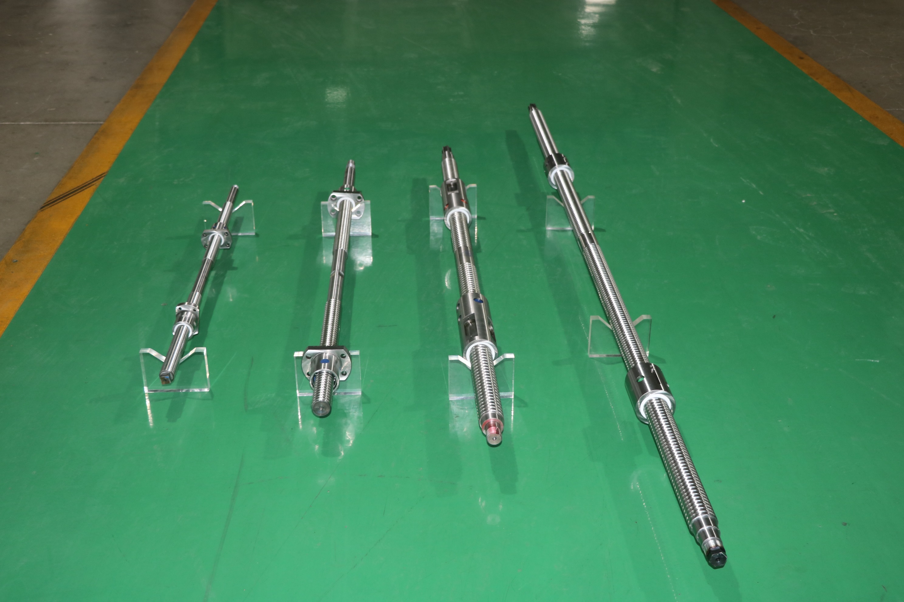 輪胎設(shè)備左右旋絲杠加工