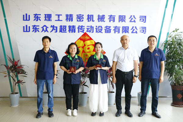 紀(jì)念銀牌頒發(fā)